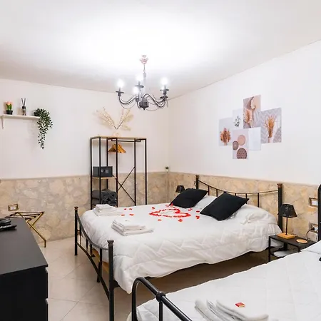 Lägenhet Vale'S Home Terracce Spaccanapoli Wi-Fi